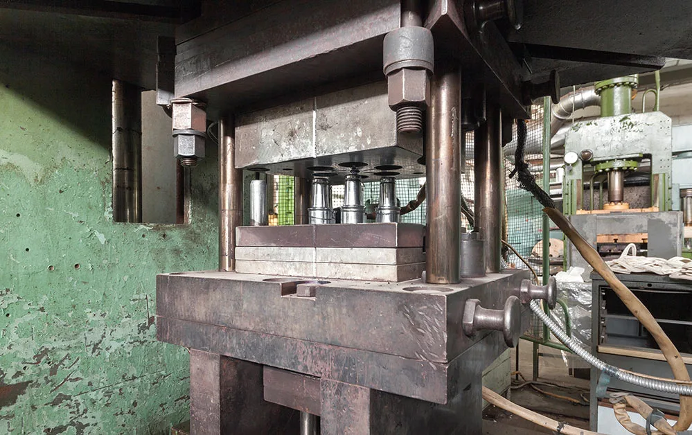 hydraulic-press-close-up-PLSPC8E
