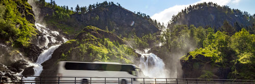 Tourist bus traveling on the road Latefossen Waterfall Odda Norw Движение двигатель на масле Nerson Ind 40
