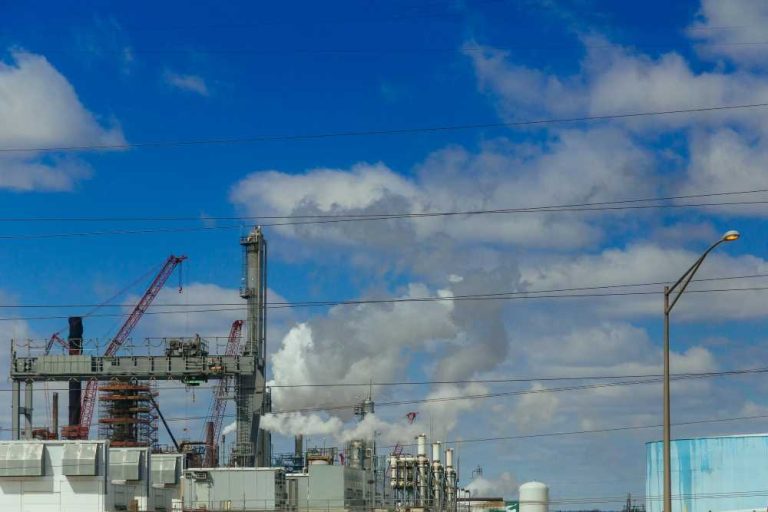 oil-and-gas-industry-in-powerful-processing-pipes Технология гидрокрекинга – замена синтетике?