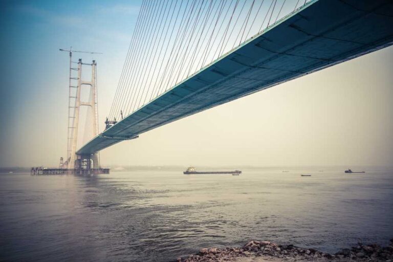 cable-stayed-bridge-construction На картинке изображен вантовый мост над водой с нижнего ракурса