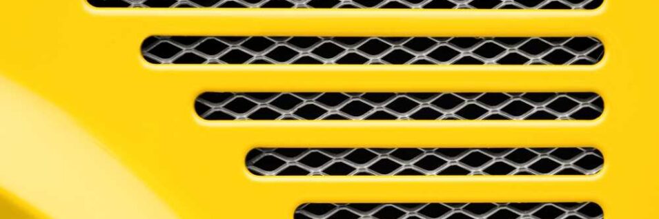 загрязнения двигателя. авто решетка двигателя крупным планом на ярко-желтом транспортном средстве