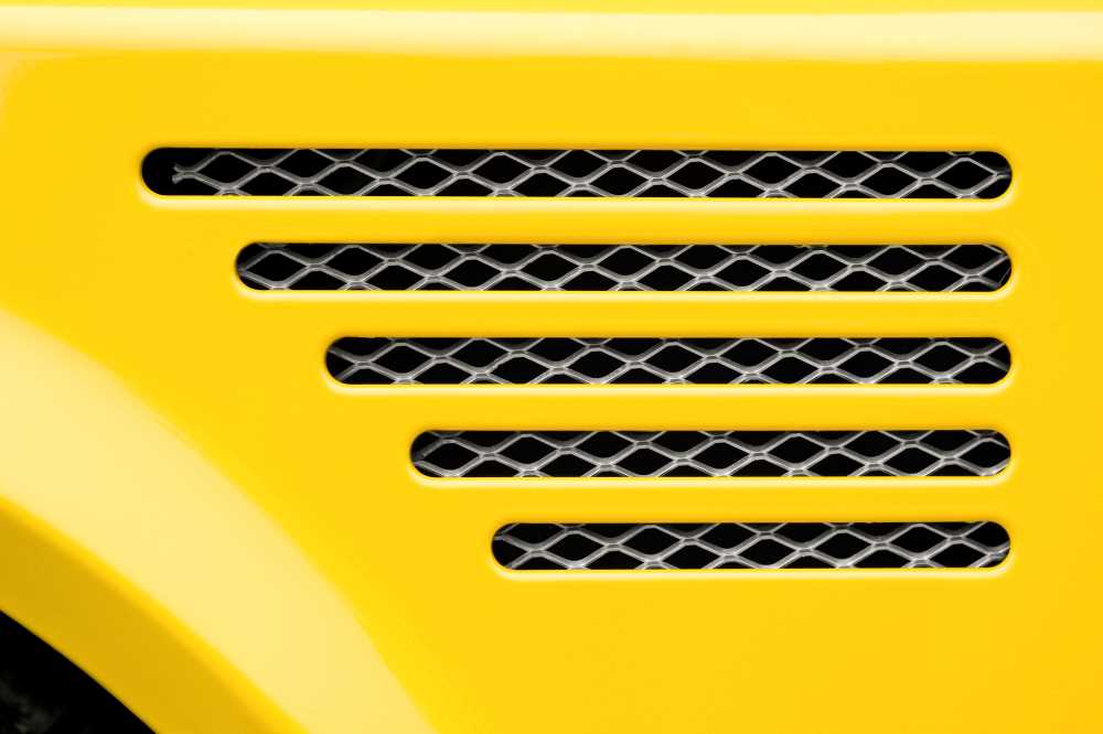 загрязнения двигателя. авто решетка двигателя крупным планом на ярко-желтом транспортном средстве