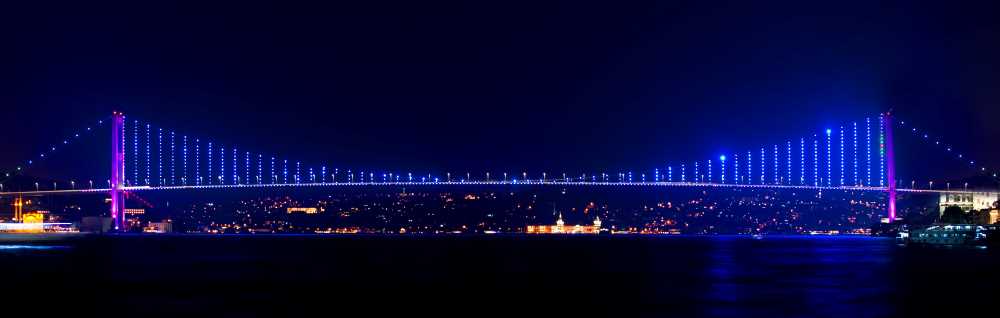 На картинке изображен вантовый мост с подсветкой в ночное время