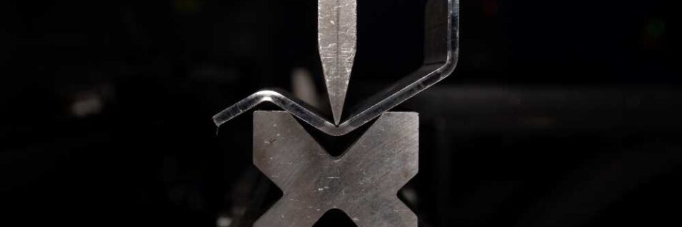 working-with-sheet-metal Гидравлический пресс - это устройство, которое использует давление жидкости для генерации силы и применяется в различных отраслях промышленности.