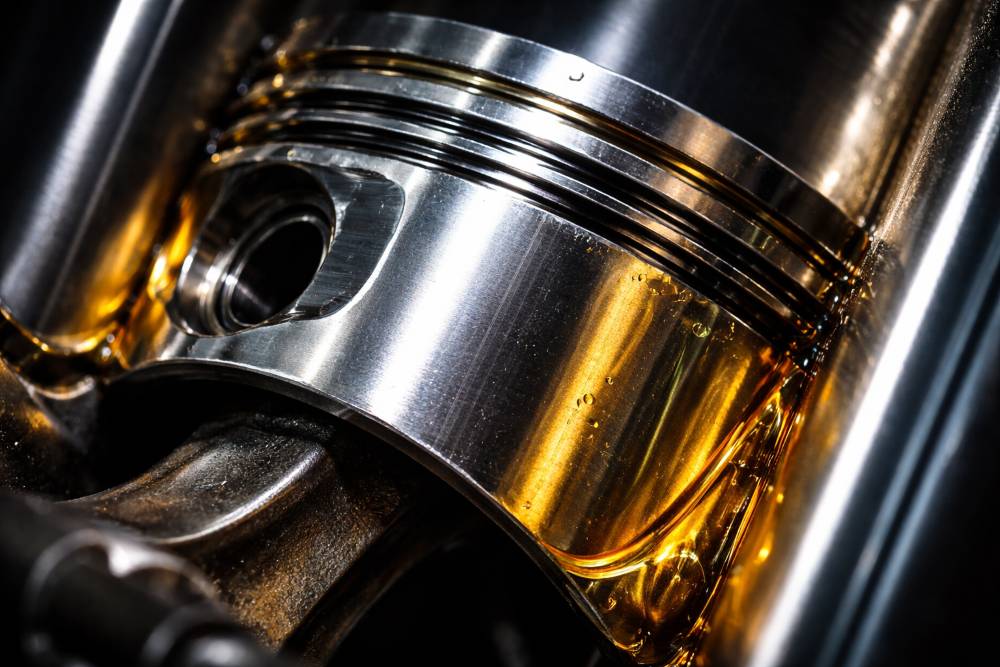 20260224_1759_Engine Piston Close-up_simple_compose_01kj7dywszfhdt8c70av4ggjqm Почему индекс вязкости важнее, чем кажется на первый взгляд