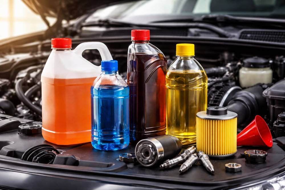 Автомобильные жидкости и фильтры на фоне машины — какие жидкости нужно менять в автомобиле Автомобильные жидкости и фильтры — какие жидкости нужно менять в автомобиле